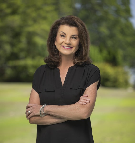 Lynn Dickey, Sales Associate